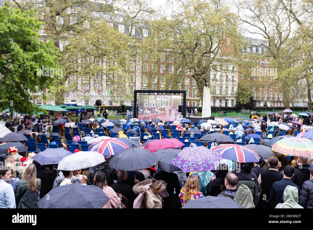 USAGE ÉDITORIAL SEULS les membres du public du Mayfair Coronation Garden Party à Grosvenor Square, Londres, marquant le couronnement du roi Charles III Date de la photo: Samedi 6 mai 2023. Banque D'Images