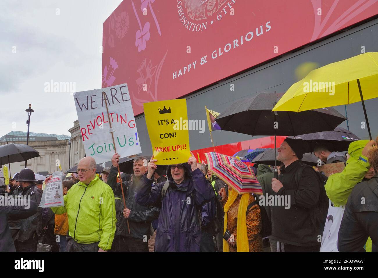 Westminster, Londres, Royaume-Uni. 6th mai 2023. Les manifestants anti-royauté se font entendre au-dessus de la clameur des royalistes pendant le roi HRH Charles lll et la reine Camilla, procession de couronnement après la cérémonie plus tôt à l'abbaye de Westminster. Crédit : Motofoto/Alay Live News Banque D'Images