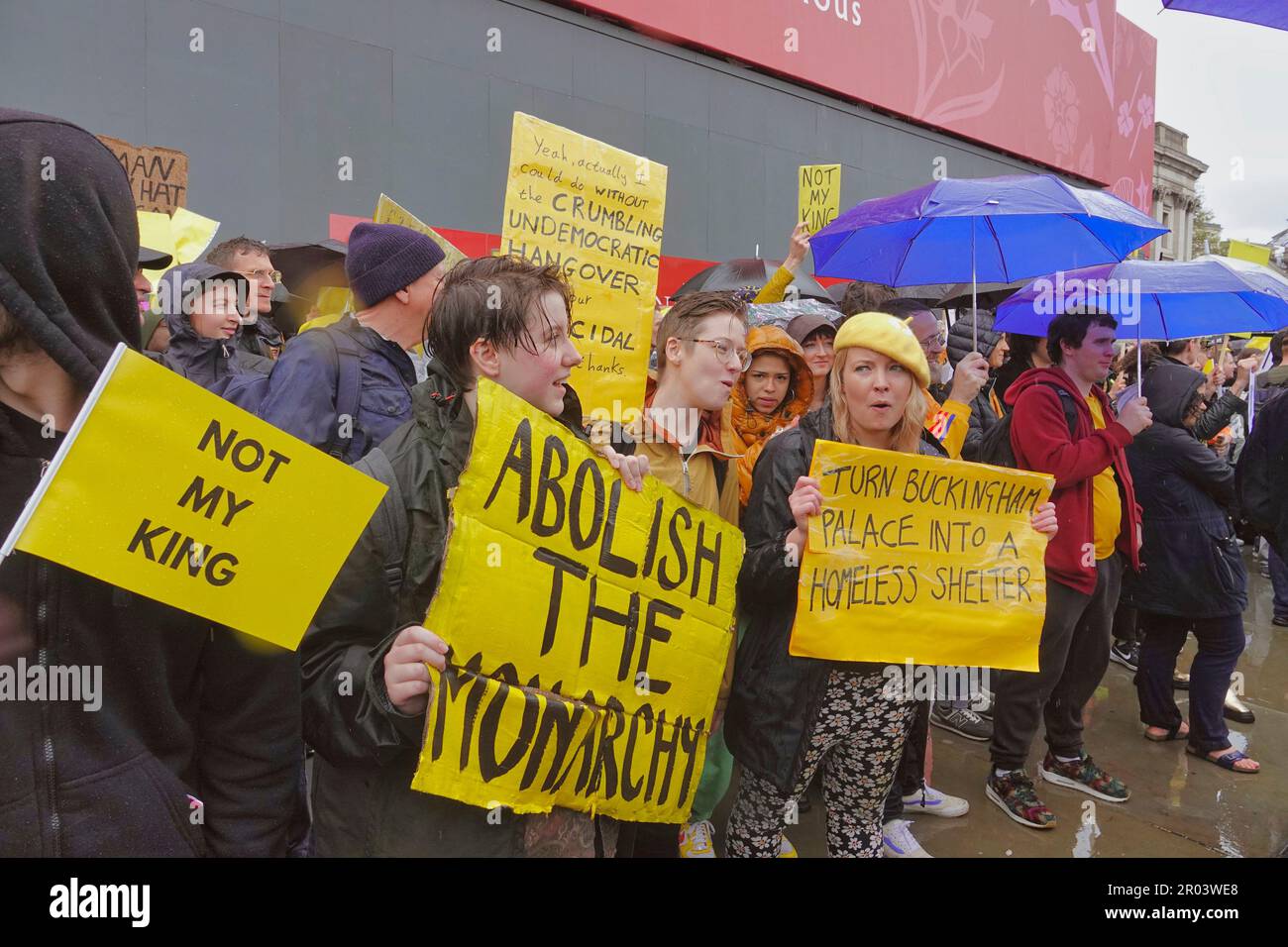 Westminster, Londres, Royaume-Uni. 6th mai 2023. Les manifestants anti-royauté se font entendre au-dessus de la clameur des royalistes pendant le roi HRH Charles lll et la reine Camilla, procession de couronnement après la cérémonie plus tôt à l'abbaye de Westminster. Crédit : Motofoto/Alay Live News Banque D'Images