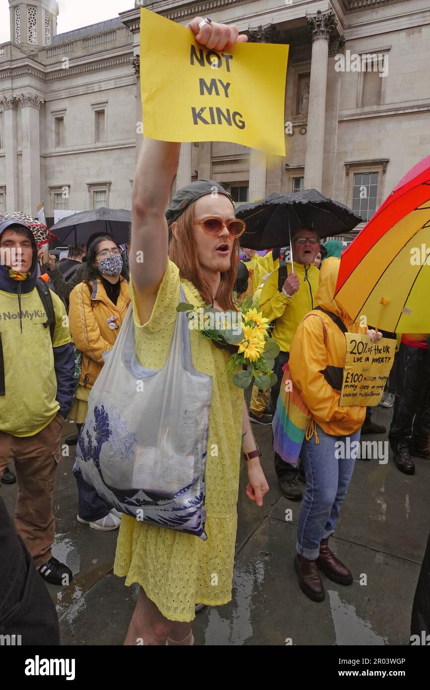 Westminster, Londres, Royaume-Uni. 6th mai 2023. Les manifestants anti-royauté se font entendre au-dessus de la clameur des royalistes pendant le roi HRH Charles lll et la reine Camilla, procession de couronnement après la cérémonie plus tôt à l'abbaye de Westminster. Crédit : Motofoto/Alay Live News Banque D'Images