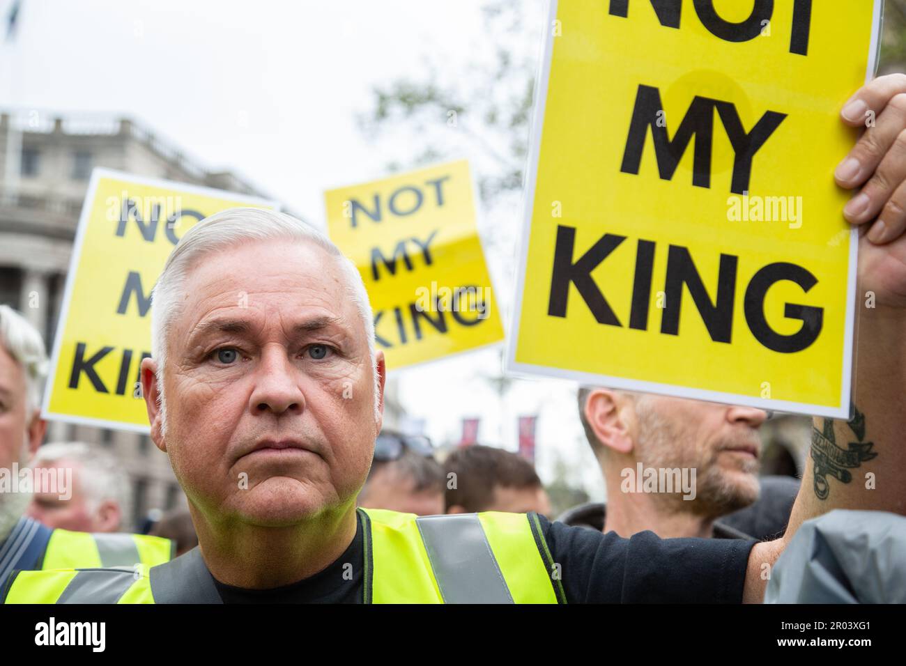 Londres, Royaume-Uni. 06th mai 2023. Un manifestant tient un écriteau lors d'une manifestation anti-monarchiste pendant le couronnement du roi Charles III à Trafalgar Square. Crédit : SOPA Images Limited/Alamy Live News Banque D'Images