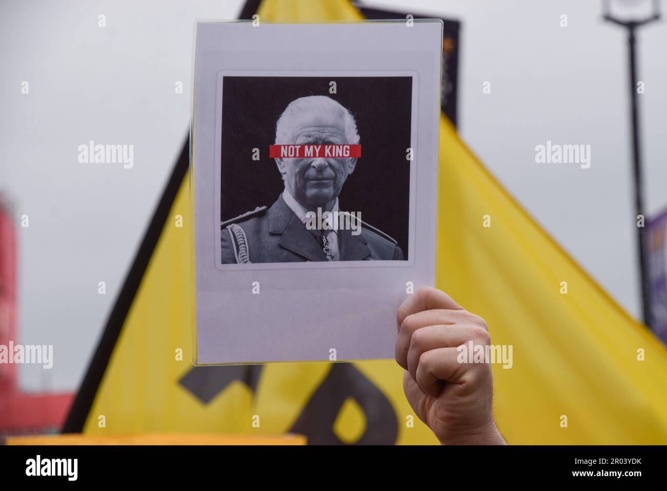 Londres, Royaume-Uni. 06th mai 2023. Un manifestant tient un écriteau « pas mon roi » pendant la démonstration. Les anti-monarchistes ont manifesté à Trafalgar Square pendant le couronnement du roi Charles III, appelant à l'abolition de la monarchie au Royaume-Uni. Crédit : SOPA Images Limited/Alamy Live News Banque D'Images