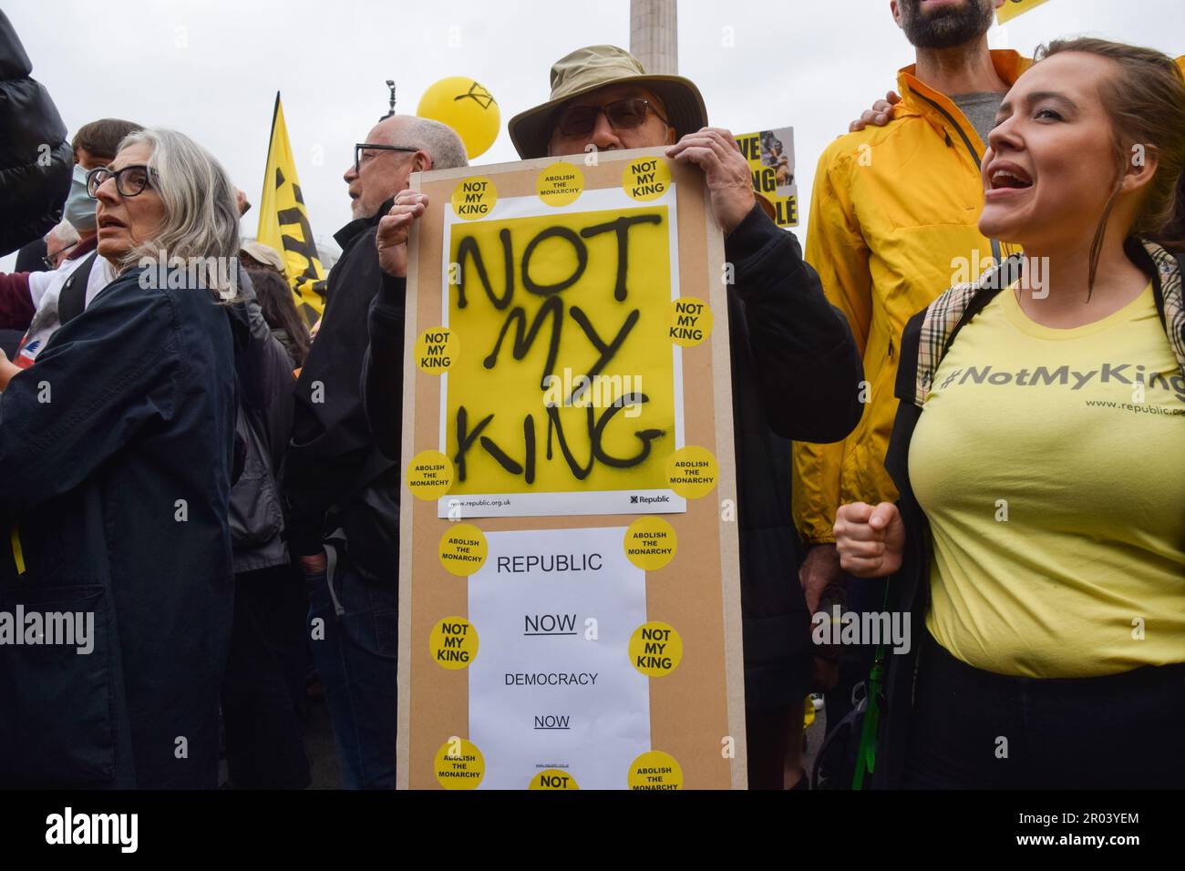 Londres, Royaume-Uni. 06th mai 2023. Un manifestant tient un écriteau « pas mon roi » pendant la démonstration. Les anti-monarchistes ont manifesté à Trafalgar Square pendant le couronnement du roi Charles III, appelant à l'abolition de la monarchie au Royaume-Uni. Crédit : SOPA Images Limited/Alamy Live News Banque D'Images