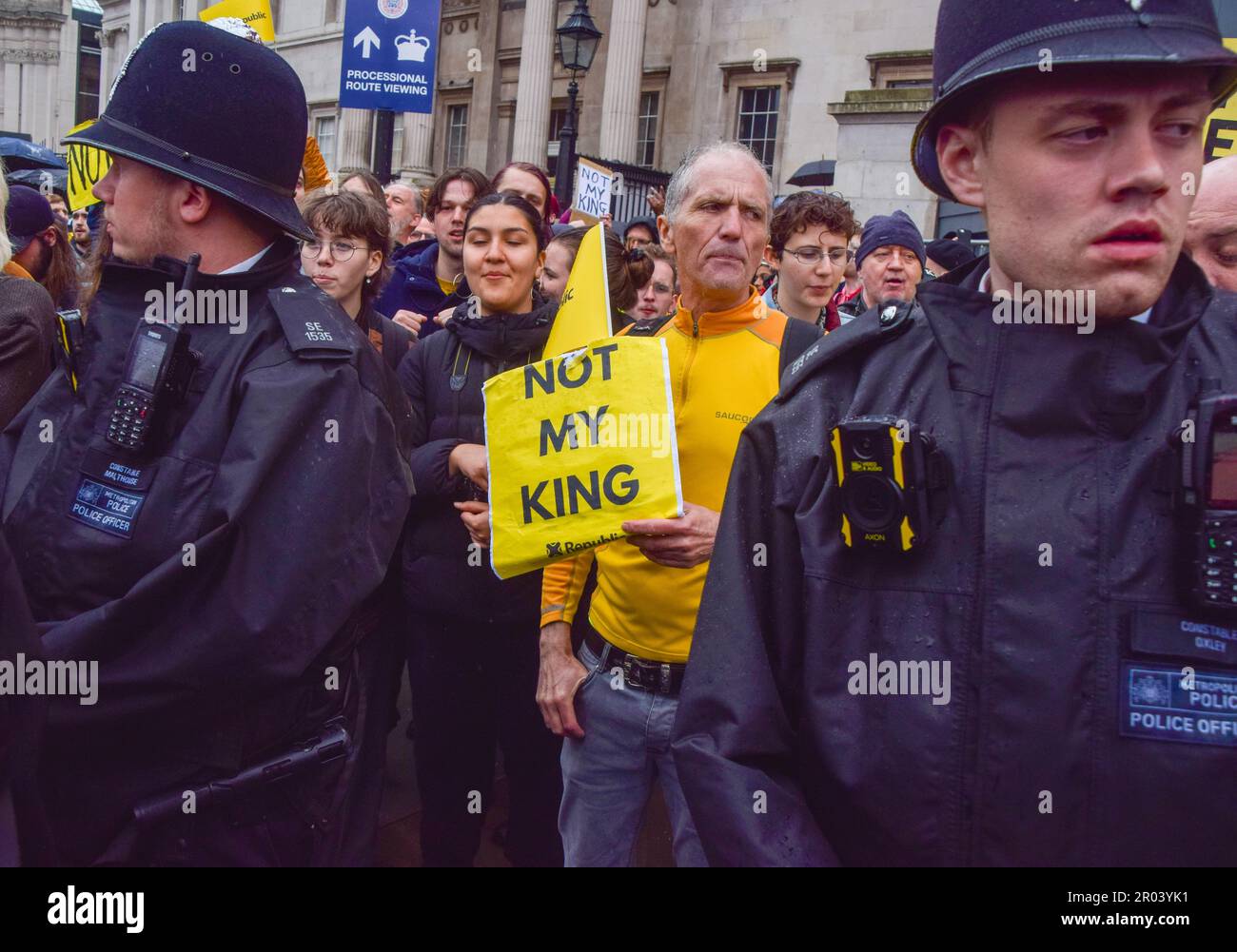 Londres, Royaume-Uni. 06th mai 2023. Un manifestant tient un écriteau « pas mon roi » pendant la démonstration. Les anti-monarchistes ont manifesté à Trafalgar Square pendant le couronnement du roi Charles III, appelant à l'abolition de la monarchie au Royaume-Uni. (Photo de Vuk Valcic/SOPA Images/Sipa USA) crédit: SIPA USA/Alay Live News Banque D'Images