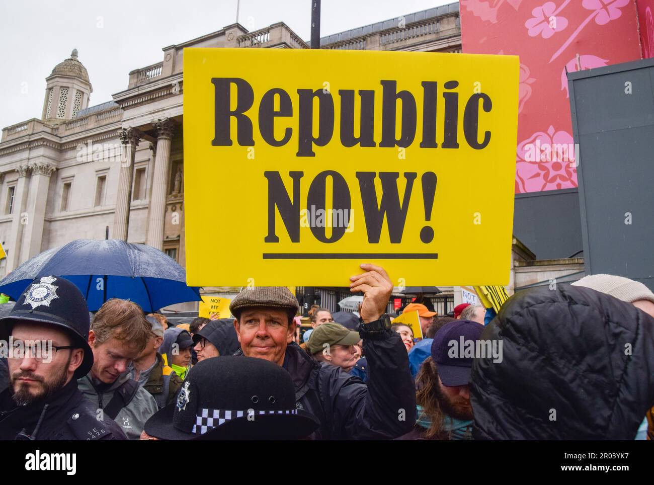 Londres, Royaume-Uni. 06th mai 2023. Un manifestant tient un écriteau pro-république pendant la démonstration. Les anti-monarchistes ont manifesté à Trafalgar Square pendant le couronnement du roi Charles III, appelant à l'abolition de la monarchie au Royaume-Uni. (Photo de Vuk Valcic/SOPA Images/Sipa USA) crédit: SIPA USA/Alay Live News Banque D'Images