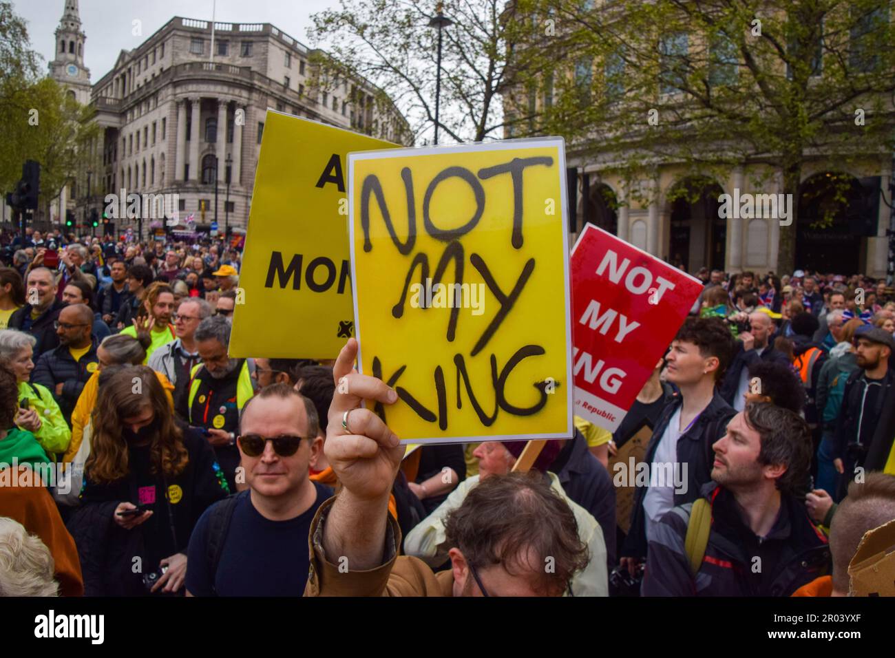 Londres, Royaume-Uni. 06th mai 2023. Un manifestant tient un écriteau « pas mon roi » pendant la démonstration. Les anti-monarchistes ont manifesté à Trafalgar Square pendant le couronnement du roi Charles III, appelant à l'abolition de la monarchie au Royaume-Uni. (Photo de Vuk Valcic/SOPA Images/Sipa USA) crédit: SIPA USA/Alay Live News Banque D'Images