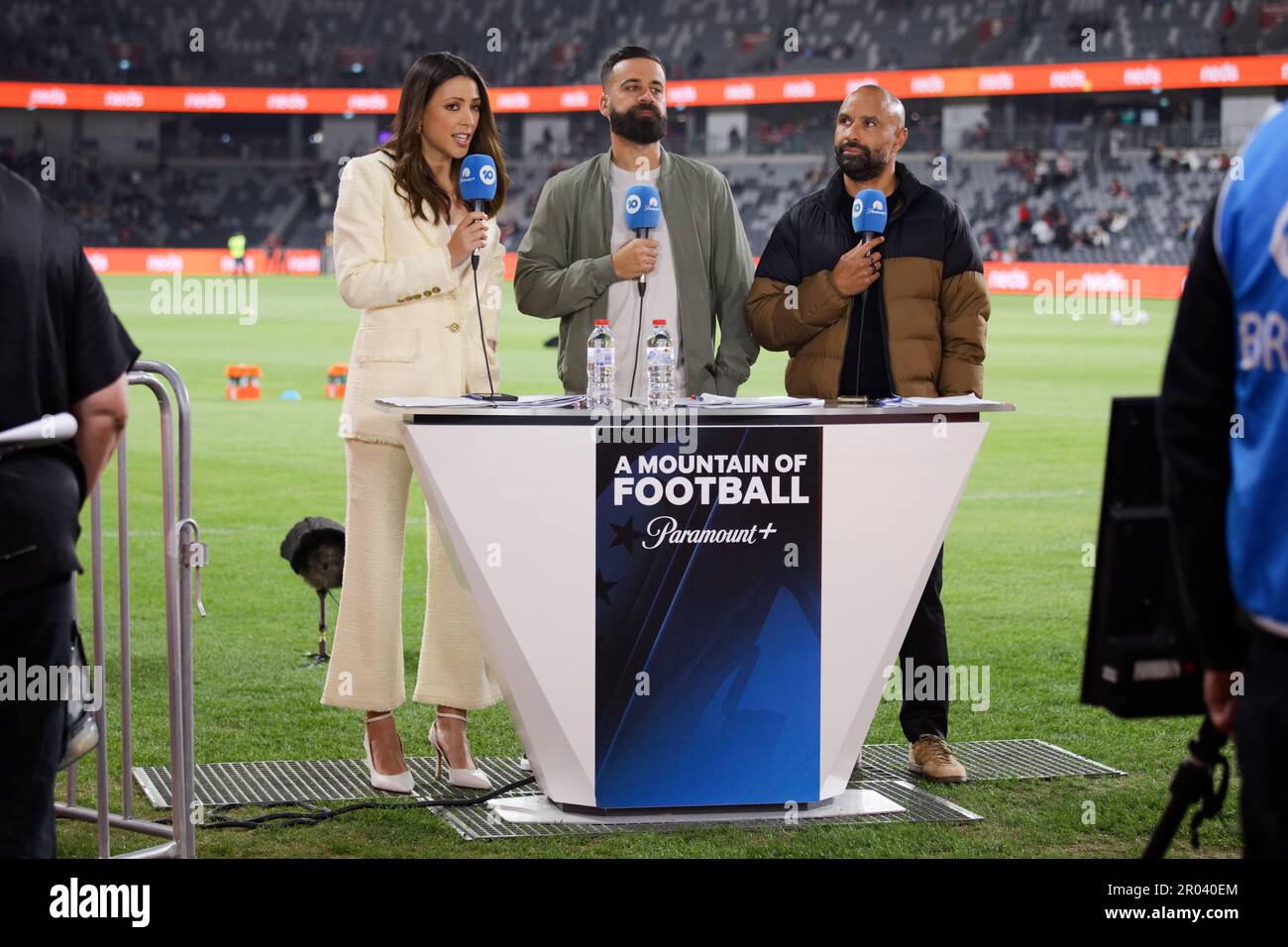 Sydney, Australie. 06th mai 2023. Sports 10 hôtes, Tara Rushton, Alex Brosque et Archie Thompson avant l'élimination finale du match entre les Wanderers et le FC de Sydney au stade CommBank sur 6 mai 2023 à Sydney, Australie Credit: IOIO IMAGES/Alay Live News Banque D'Images