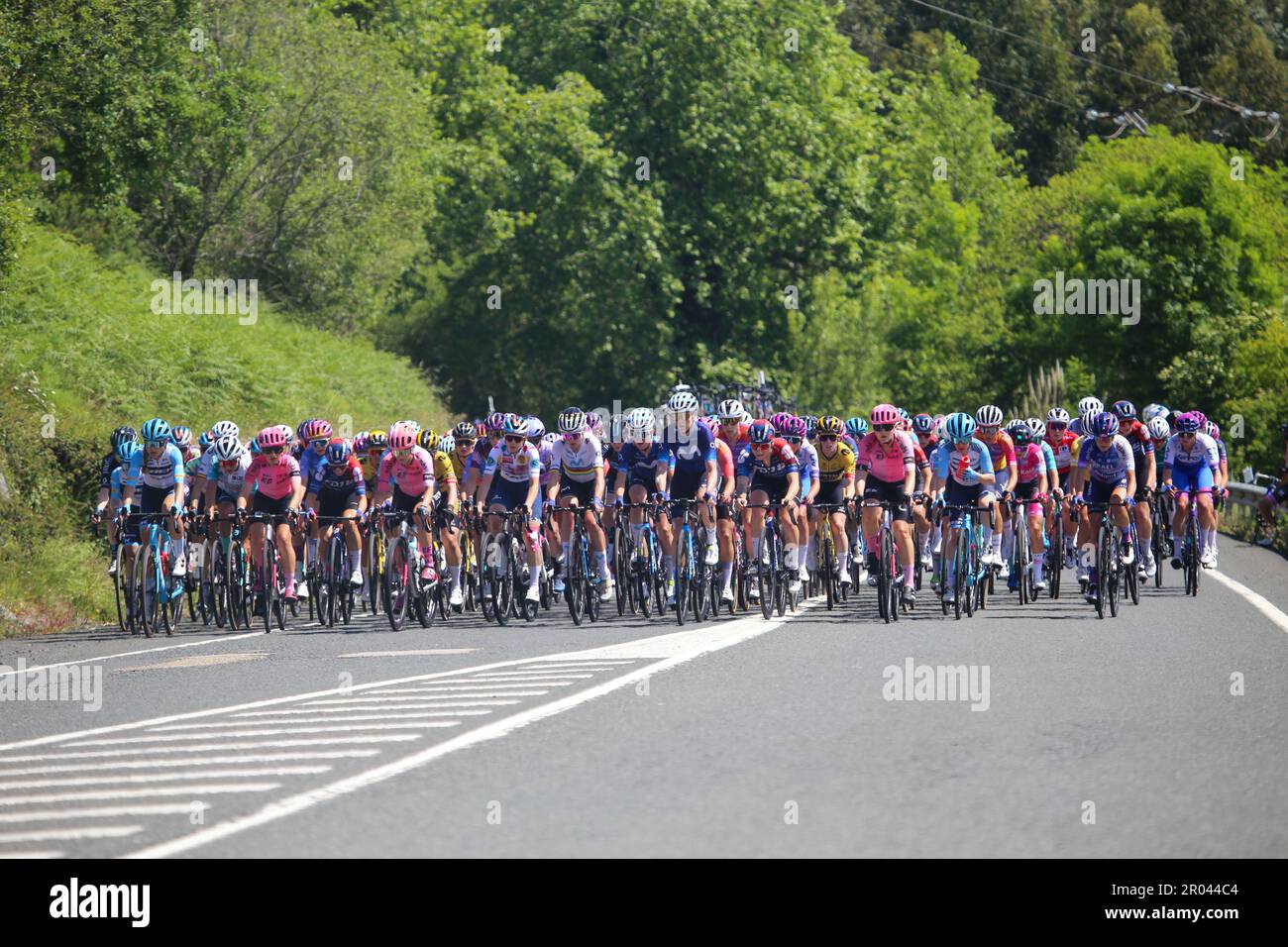 Tarrueza, Espagne, 06th mai 2023: Le peloton prenant la pleine largeur de la route pendant la phase 6th de la femme LaVuelta par Carrefour 2023 entre Castro-Urdiales et Laredo, sur 06 mai 2023, à Tarrueza, Espagne. Credit: Alberto Brevers / Alay Live News Banque D'Images