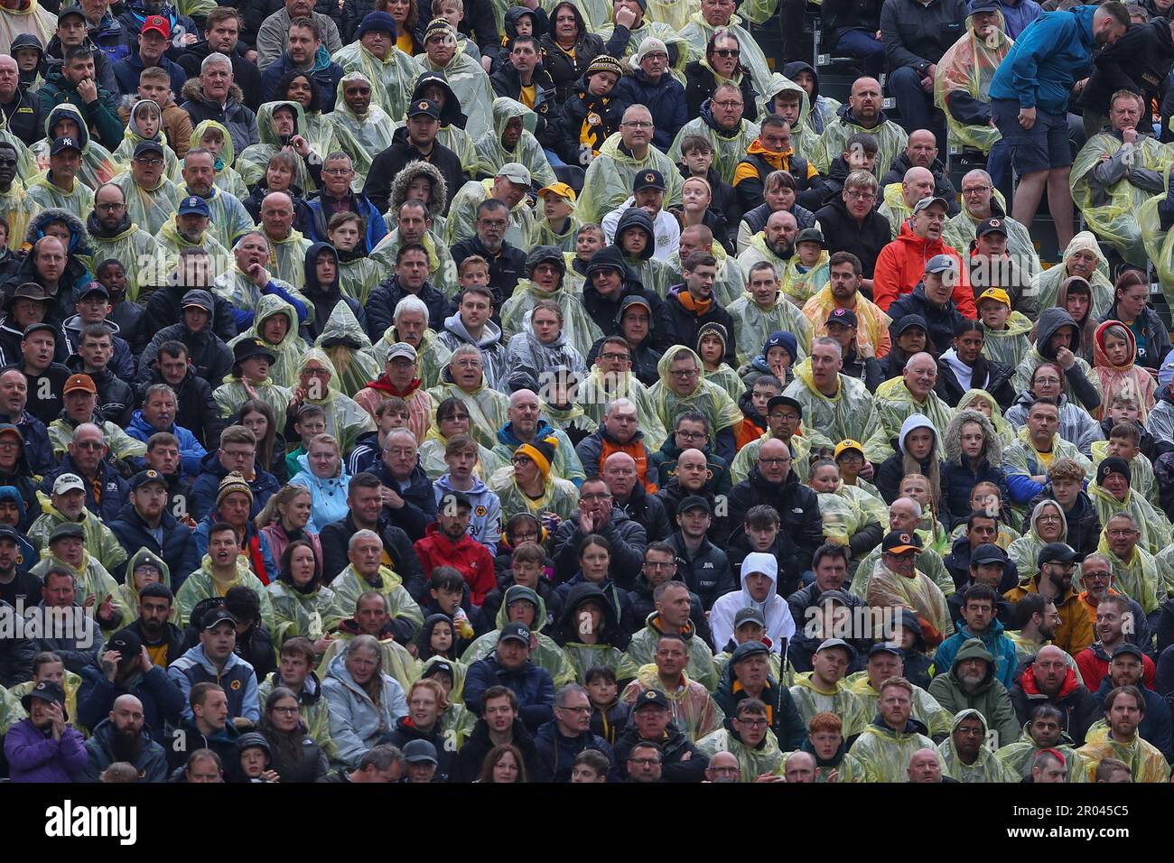 Wolverhampton, Royaume-Uni. 06th mai 2023. Les fans de Wolverhampton Wanderers portent des ponchos lors de la rencontre de la Premier League Wolverhampton Wanderers vs Aston Villa à Molineux, Wolverhampton, Royaume-Uni, 6th mai 2023 (photo de Gareth Evans/News Images) à Wolverhampton, Royaume-Uni, le 5/6/2023. (Photo de Gareth Evans/News Images/Sipa USA) Credit: SIPA USA/Alay Live News Banque D'Images