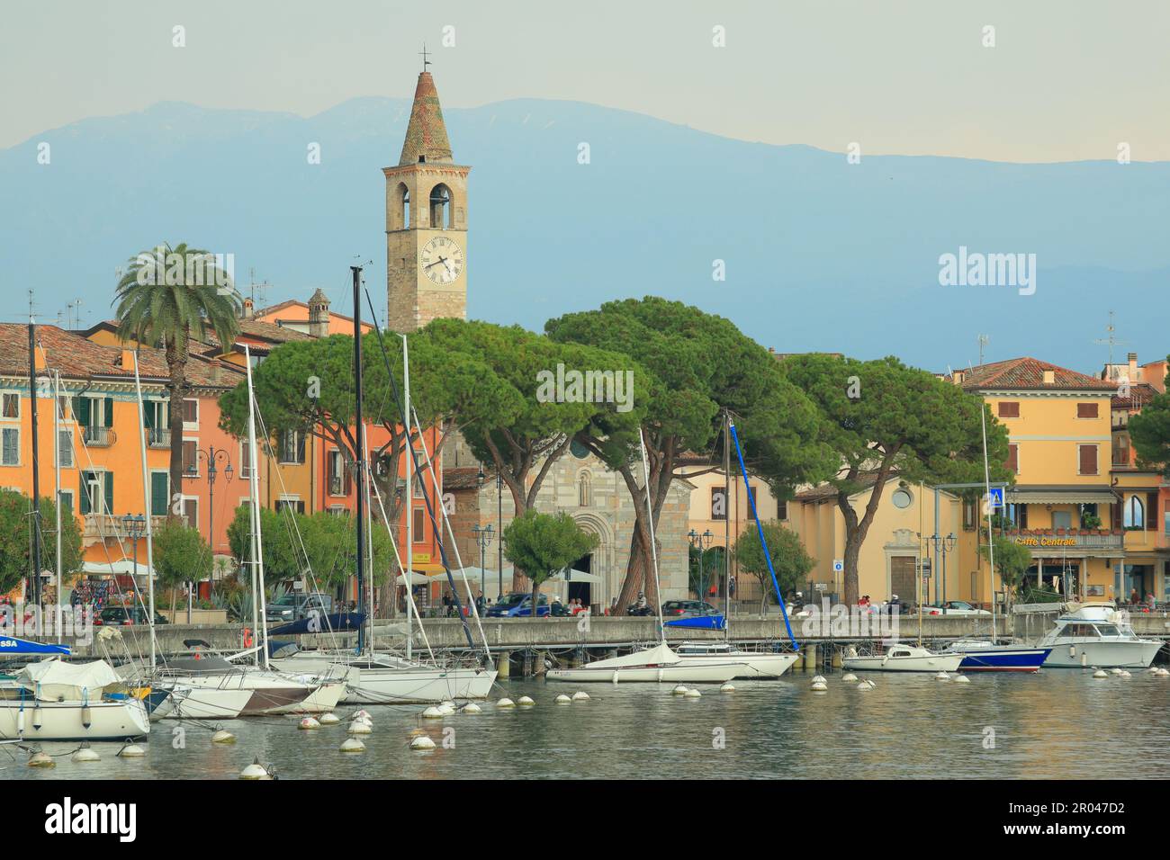 Front de mer de la ville de Maderno avec une jetée et une vue sur la cathédrale de Sant'Andrea Apostolo Banque D'Images