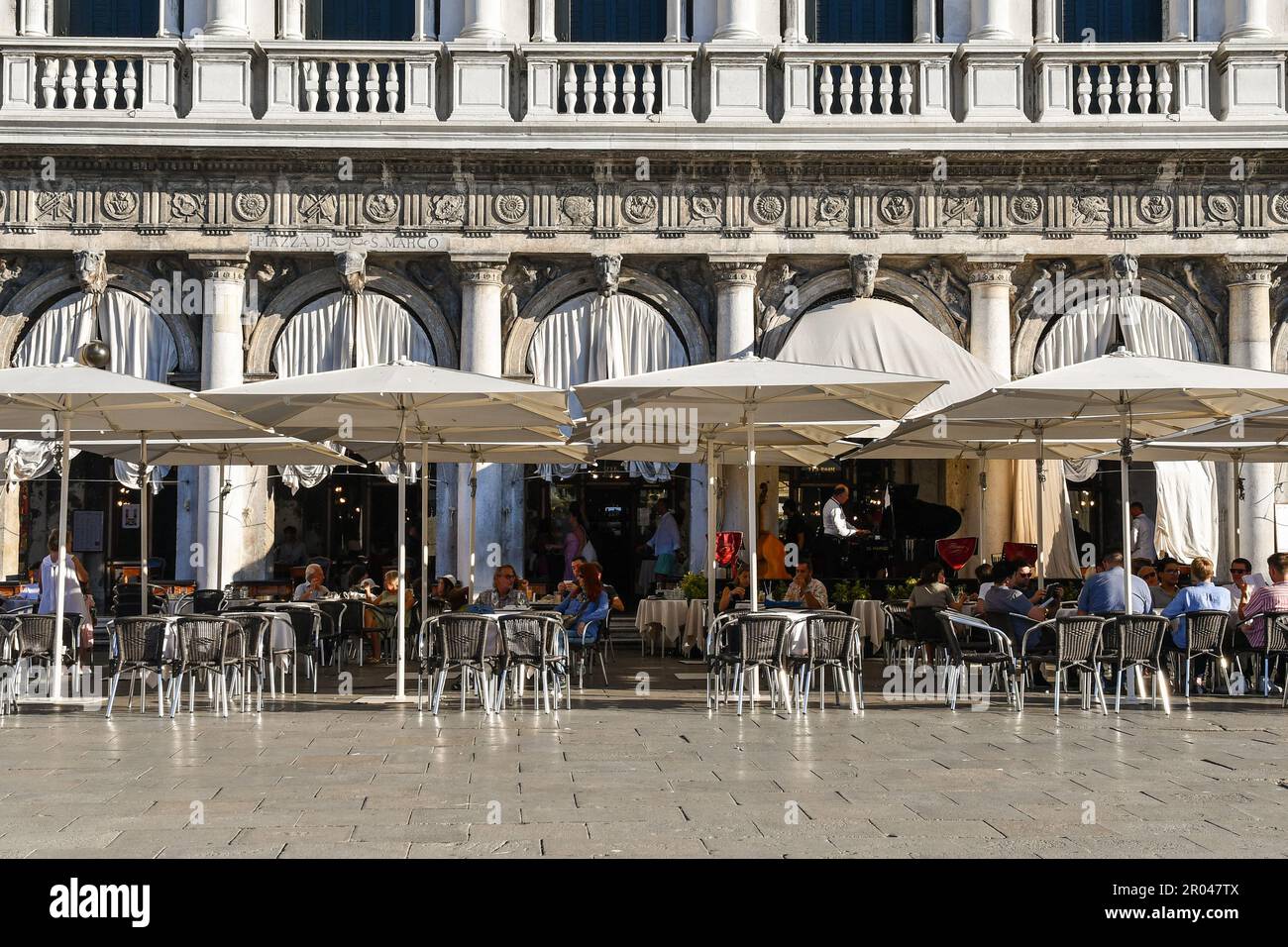 Extérieur du célèbre Caffè Florian, établi en 1720 sur la place Saint-Marc, l'un des plus anciens cafés du monde, Venise, Vénétie, Italie Banque D'Images