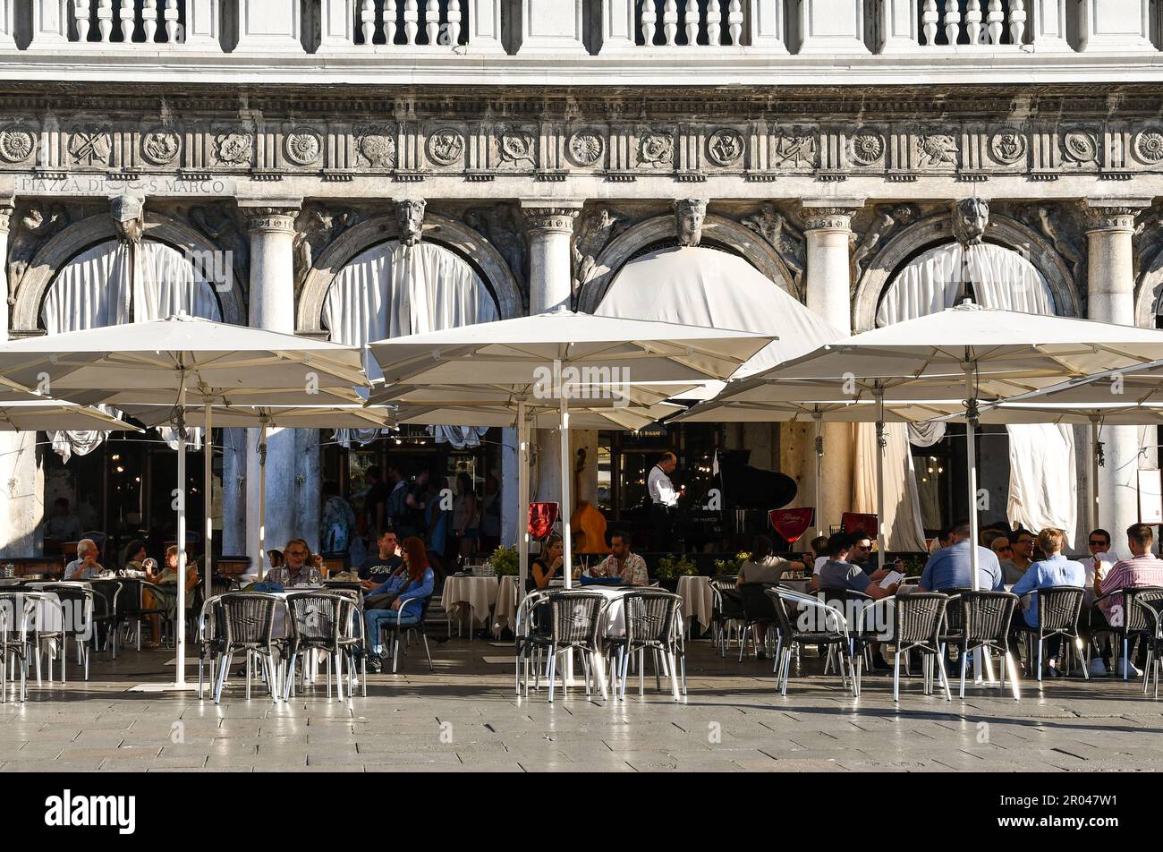 Extérieur du célèbre Caffè Florian, établi en 1720 sur la place Saint-Marc, l'un des plus anciens cafés du monde, Venise, Vénétie, Italie Banque D'Images