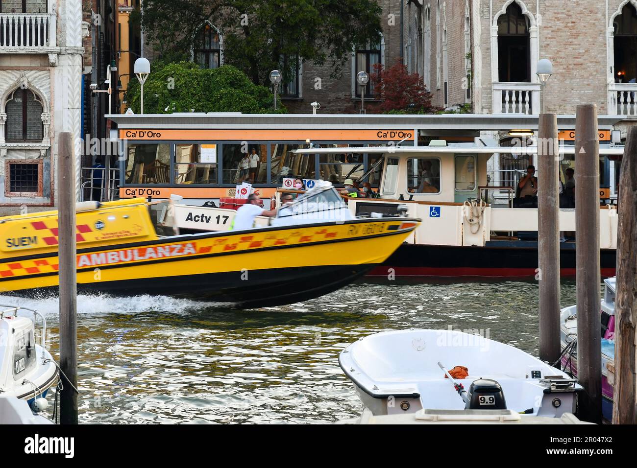 L'ambulance aquatique se précipite sur le Grand Canal en face de l'arrêt de vaporetto Cà d'Oro, Venise, Vénétie, Italie Banque D'Images