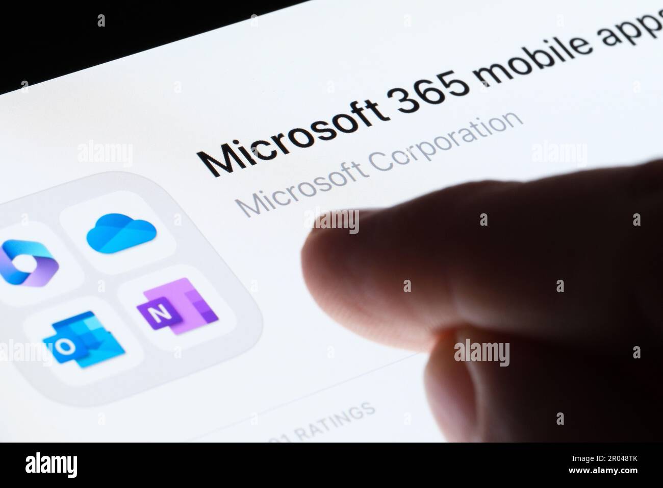 Application mobile Microsoft 365 vue sur l'App Store sur l'écran de l'ipad et doigt flou pointant vers elle. Mise au point sélective. Stafford, Royaume-Uni, 6 mai, Banque D'Images