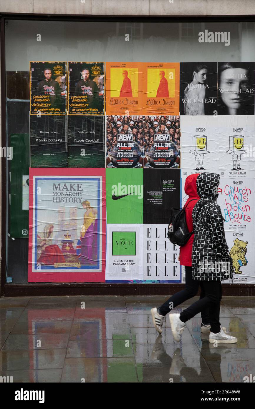 Londres, Royaume-Uni. 6th mai 2023. « Histoire de la monarchie du Make » - un panneau de protestation a été bloqué sur une fenêtre le jour du couronnement du roi Charles III et de la reine Camilla, samedi, 6 mai 2023. Credit: Kiki Streitberger / Alamy Live News Banque D'Images
