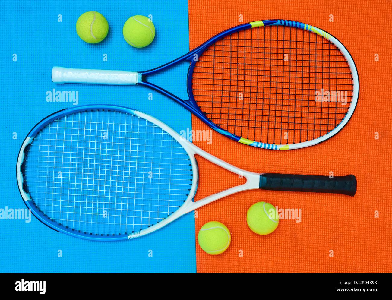 Deux d'un genre. Prise de vue en grand angle des articles de tennis placés  sur un fond coloré à l'intérieur d'un studio Photo Stock - Alamy