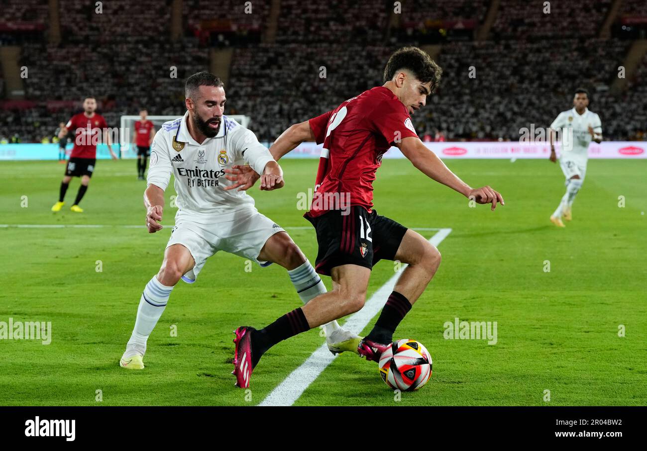 Osasuna's Ez Abde, right, is tackled by Real Madrid's Dani Carvajal during the Copa del Rey soccer final between Real Madrid and Osasuna at La Cartuja stadium in Seville, Spain, Saturday, May 6, 2023. (AP Photo/Jose Breton) Banque D'Images
