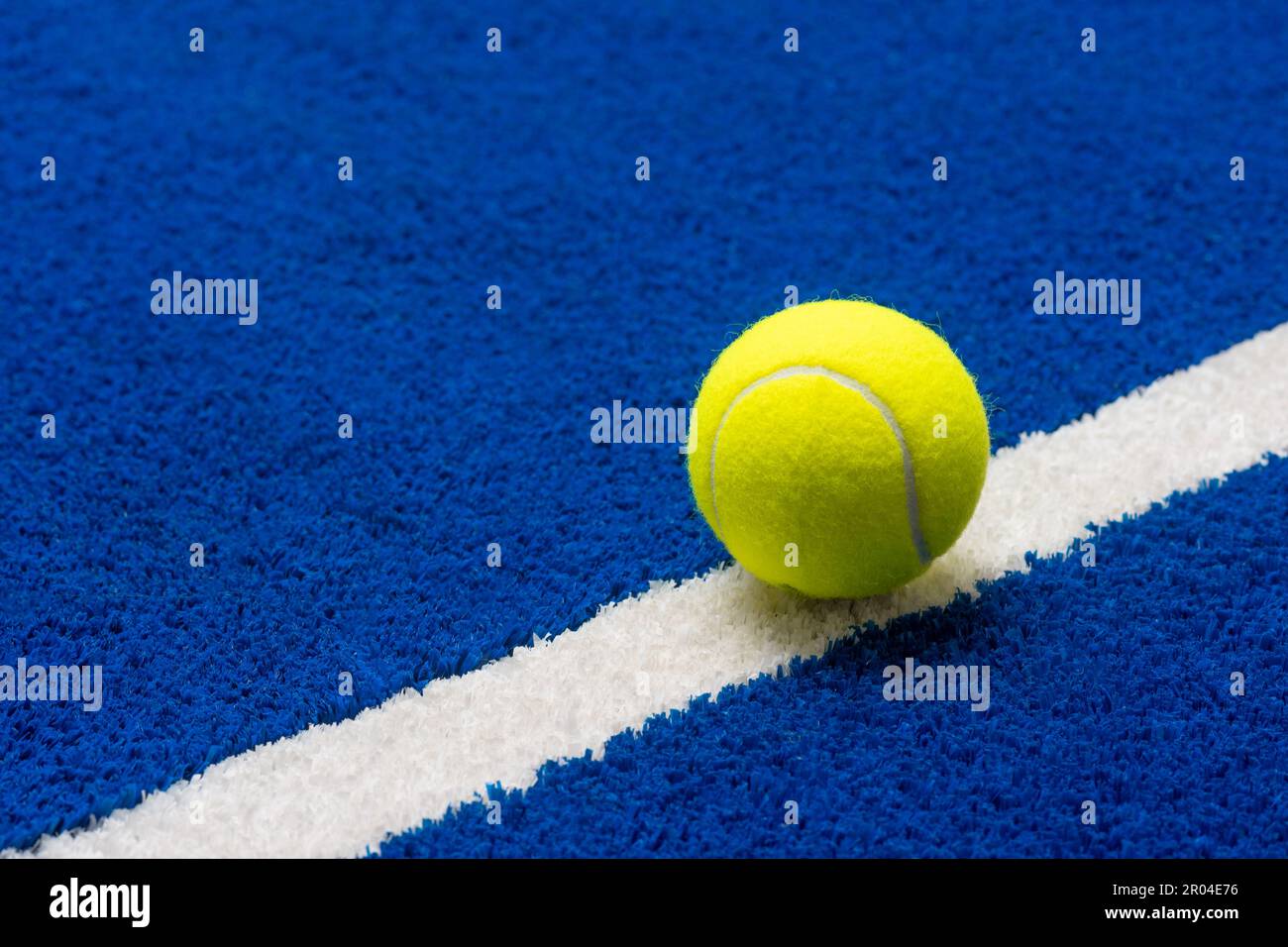 Paddle-tennis et balle sur fond bleu. Affiche sur le thème du sport horizontal, cartes de vœux, en-têtes, site Web et application Banque D'Images