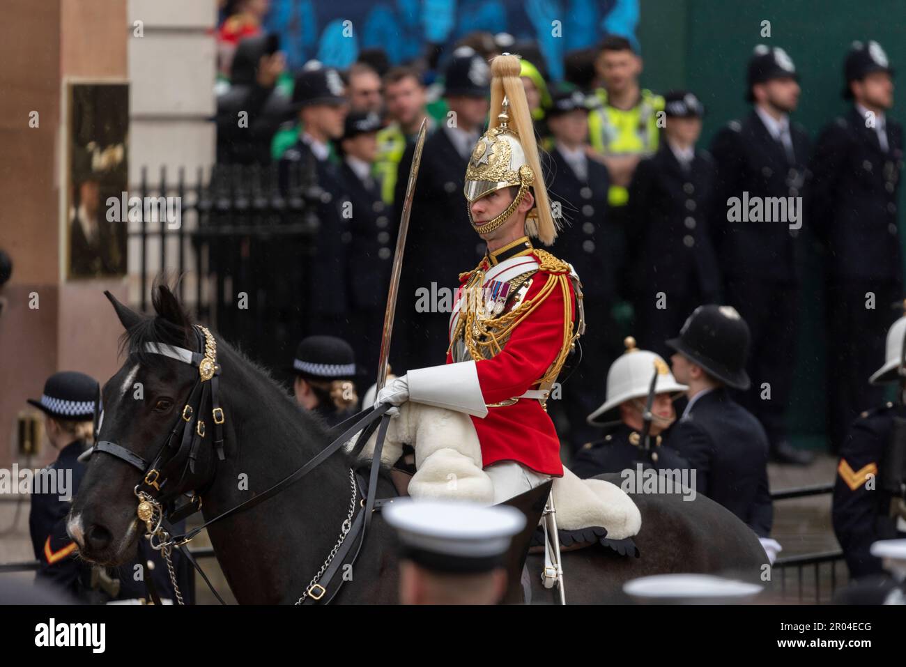 Les gardes de vie du régiment monté de cavalerie à Whitehall dans la procession royale se dirigeant vers l'abbaye de Westminster pour le couronnement du roi Charles III Banque D'Images