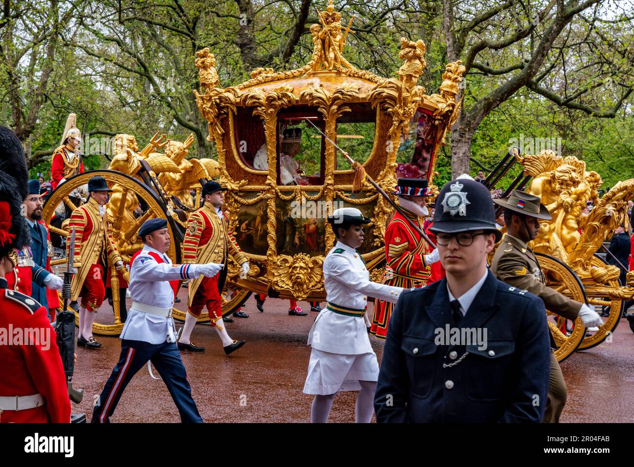 Londres, Royaume-Uni. 6th mai 2023. Le roi Charles III et la reine Camilla retournent le long de la galerie marchande jusqu'à Buckingham Palace dans l'autocar d'État d'or après le Coronation. Crédit : Grant Rooney/Alay Live News Banque D'Images