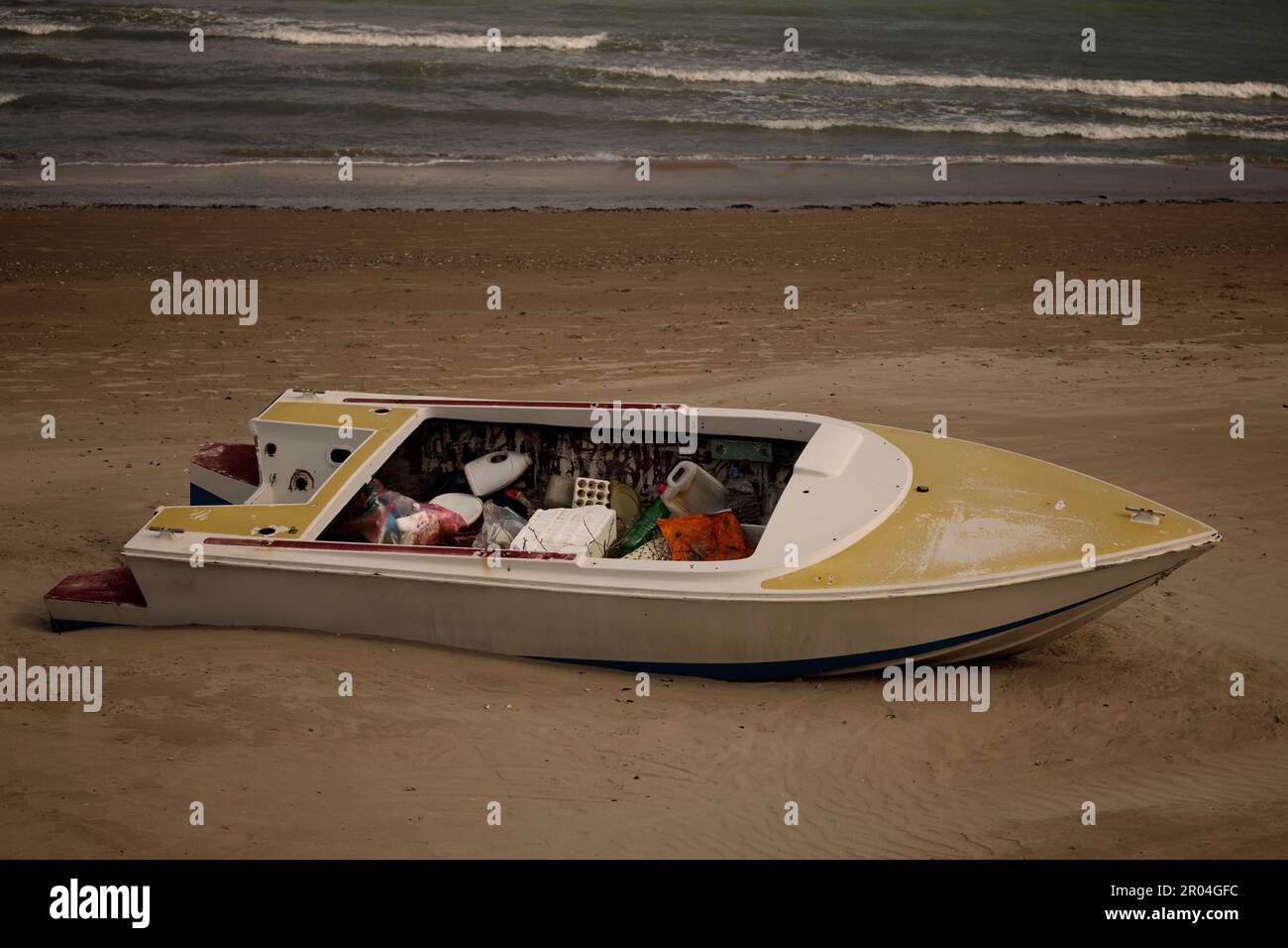 Bateau plein de déchets - litière de plage Banque D'Images