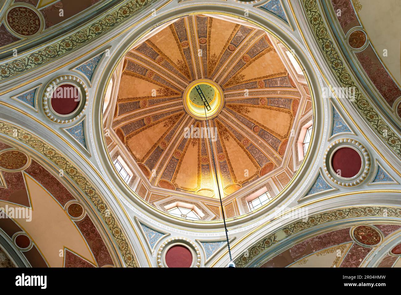 plafond dôme coloré et détails architecturaux du bâtiment de la bibliothèque publique de l'université michoacan morelia mexico Banque D'Images