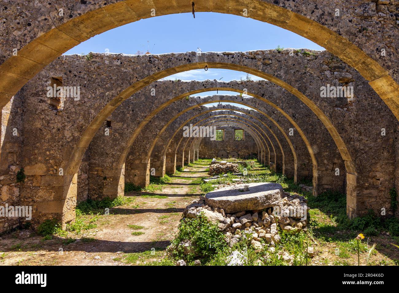 Arches de l'ancienne presse à olives abandonnée, monastère d'Agios Georgios (Saint George), Karydi, Apokoronas, Crète, Grèce Banque D'Images