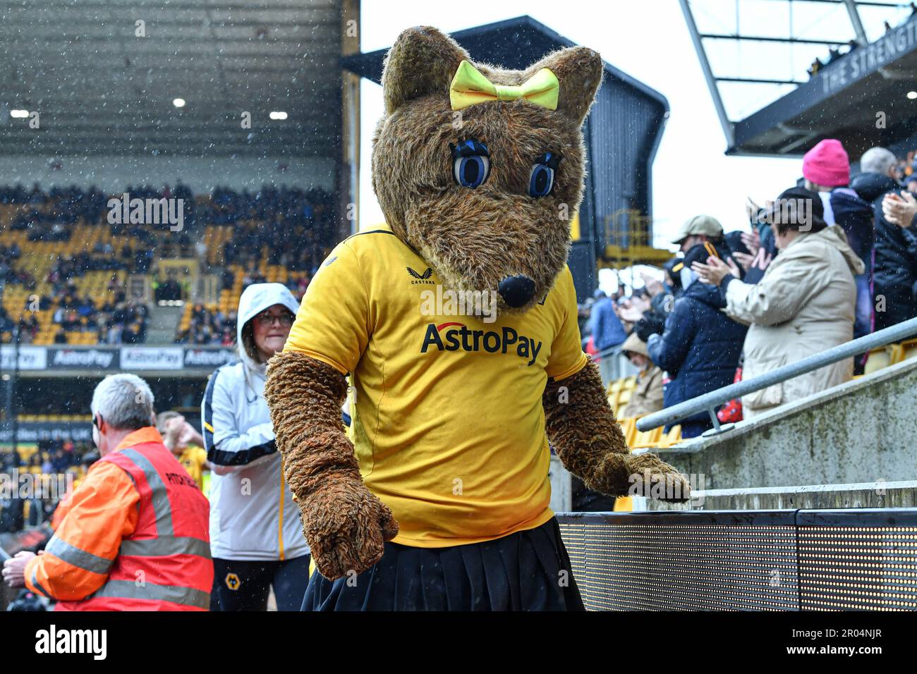 6th mai 2023 ; Molineux Stadium, Wolverhampton, West Midlands, Angleterre ; Premier League football, Wolverhampton Wanderers versus Aston Villa ; Wendy Wolf la mascotte Wolves Banque D'Images