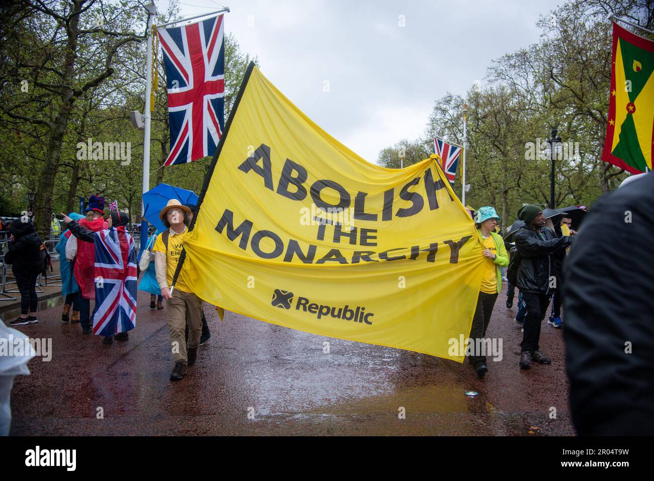Londres, Royaume-Uni. 06th mai 2023. Les manifestants tiennent une grande bannière lors de la manifestation anti-monarchie. Les anti-monarchistes ont manifesté à Trafalgar Square pendant le couronnement du roi Charles III, appelant à l'abolition de la monarchie au Royaume-Uni. Crédit : SOPA Images Limited/Alamy Live News Banque D'Images