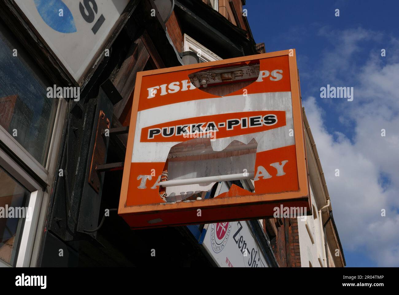 Affiche de magasin de poisson et de puce brisée à l'extérieur de la boutique fermée. Birmingham. 2023 Banque D'Images