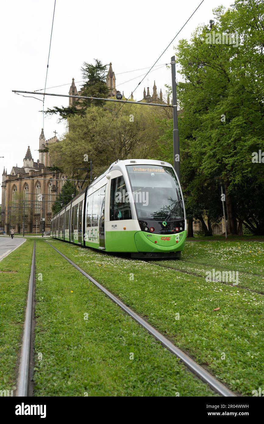 Vitoria, Espagne - 14 avril 2022 : tramway électrique circulant sur des voies couvertes d'herbe à travers la ville de Vitoria, Pais Vasco, Espagne Banque D'Images
