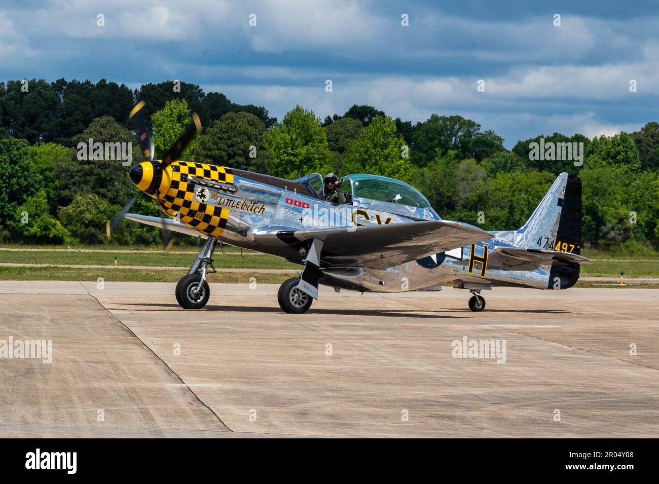 Louis Horschel taxi Little Witch, un P-51 D Mustang à son endroit désigné en préparation pour le spectacle aérien de la puissance aérienne sur les routes de Hampton à la base commune Langley-Eustis, Virginie, 4 mai 2023. Les trois swastikas à l'extérieur de l'avion symbolisent le nombre d'avions ennemis que Little Witch a abattu. Banque D'Images