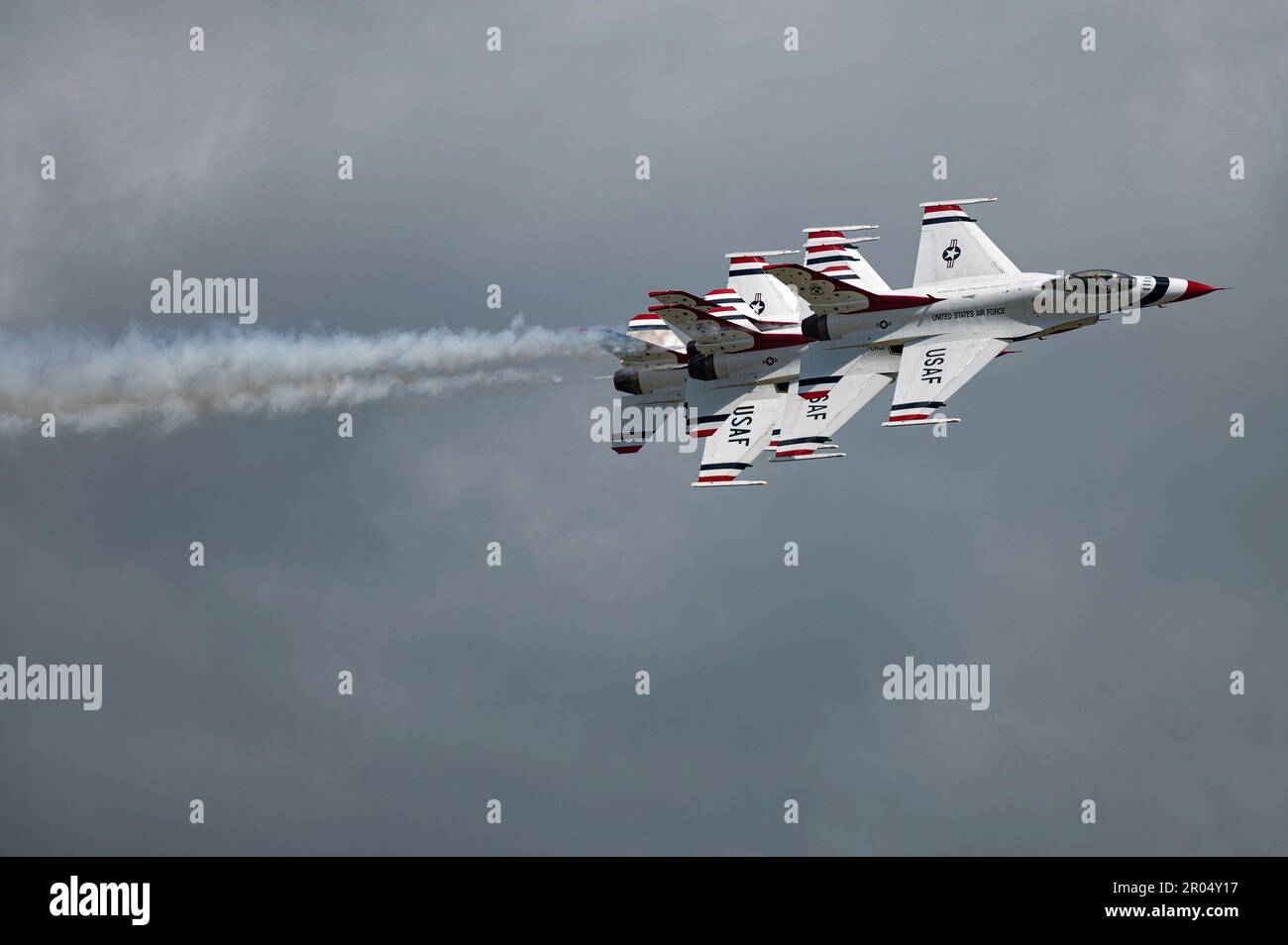 États-Unis Les Thunderbirds de l'escadron de démonstration aérienne, numéros un à quatre, volent empilés au cours d'une pratique préaérienne à la base conjointe Langley-Eustis, en Virginie, au 4 mai 2023. Les Thunderbirds sont arrivés cinq jours avant le salon de l'air Air Power Over Hampton Roads pour s'engager auprès de la communauté, pratiquer plusieurs routines et renforcer les efforts de recrutement en visitant une école locale et en assistant à un événement STEM sur la base. (É.-U. Vidéo de l'Armée de l'air par le premier Airman Chloe Shanes) Banque D'Images