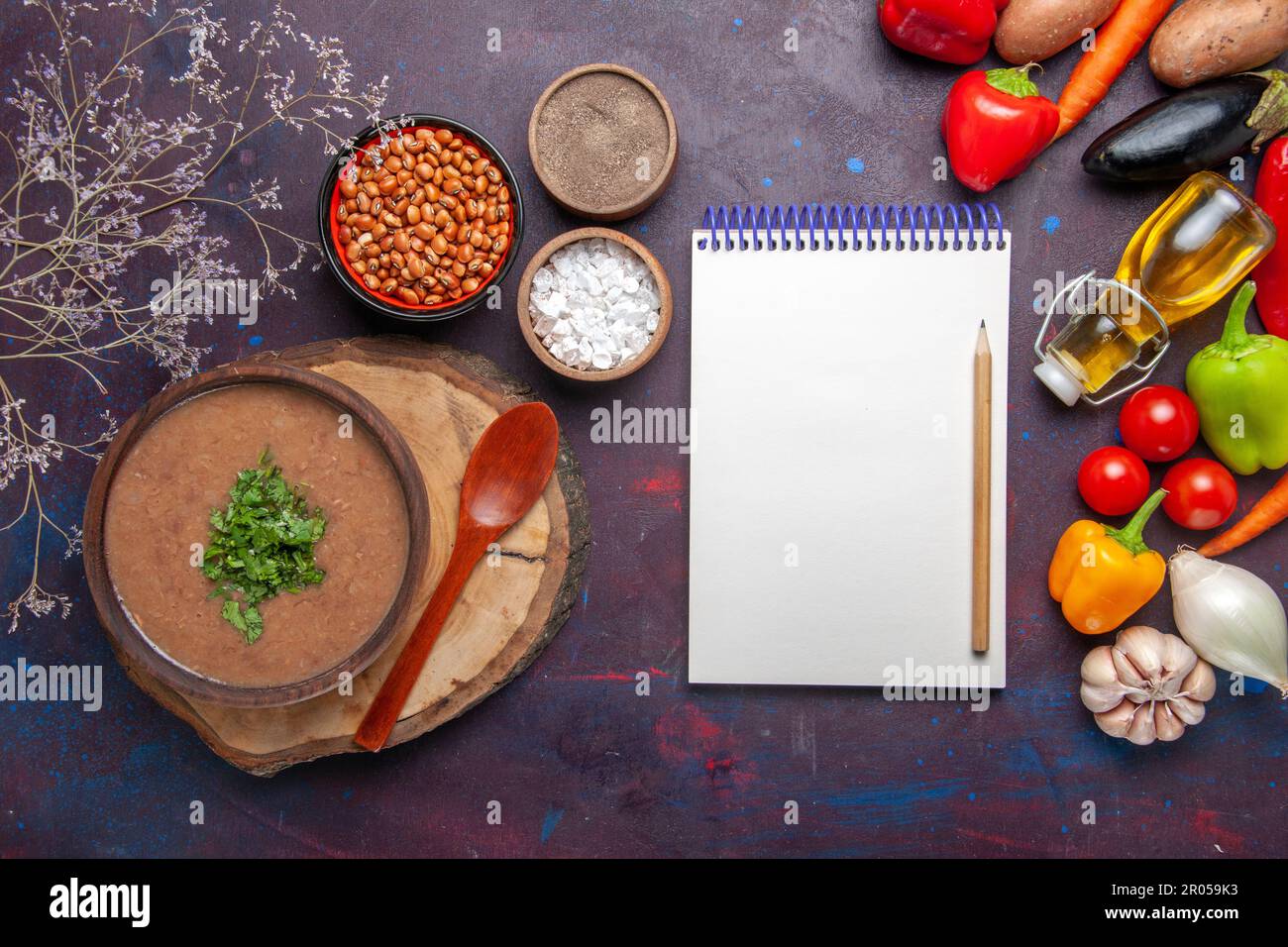 vue de dessus soupe aux haricots délicieuse soupe cuite avec des légumes frais sur fond sombre soupe aux haricots repas épicé Banque D'Images