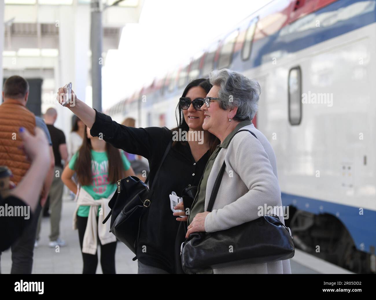 Belgrade. 6th mai 2023. Les passagers prennent un selfie à la gare de Novi Sad en Serbie, 6 mai 2023. Le chemin de fer à grande vitesse Belgrade-Novi Sad, construit en Chine sur 80 kilomètres de long, transporte des passagers à des vitesses pouvant atteindre 200 kilomètres à l'heure depuis mars 2022. Crédit: REN Pengfei/Xinhua/Alay Live News Banque D'Images