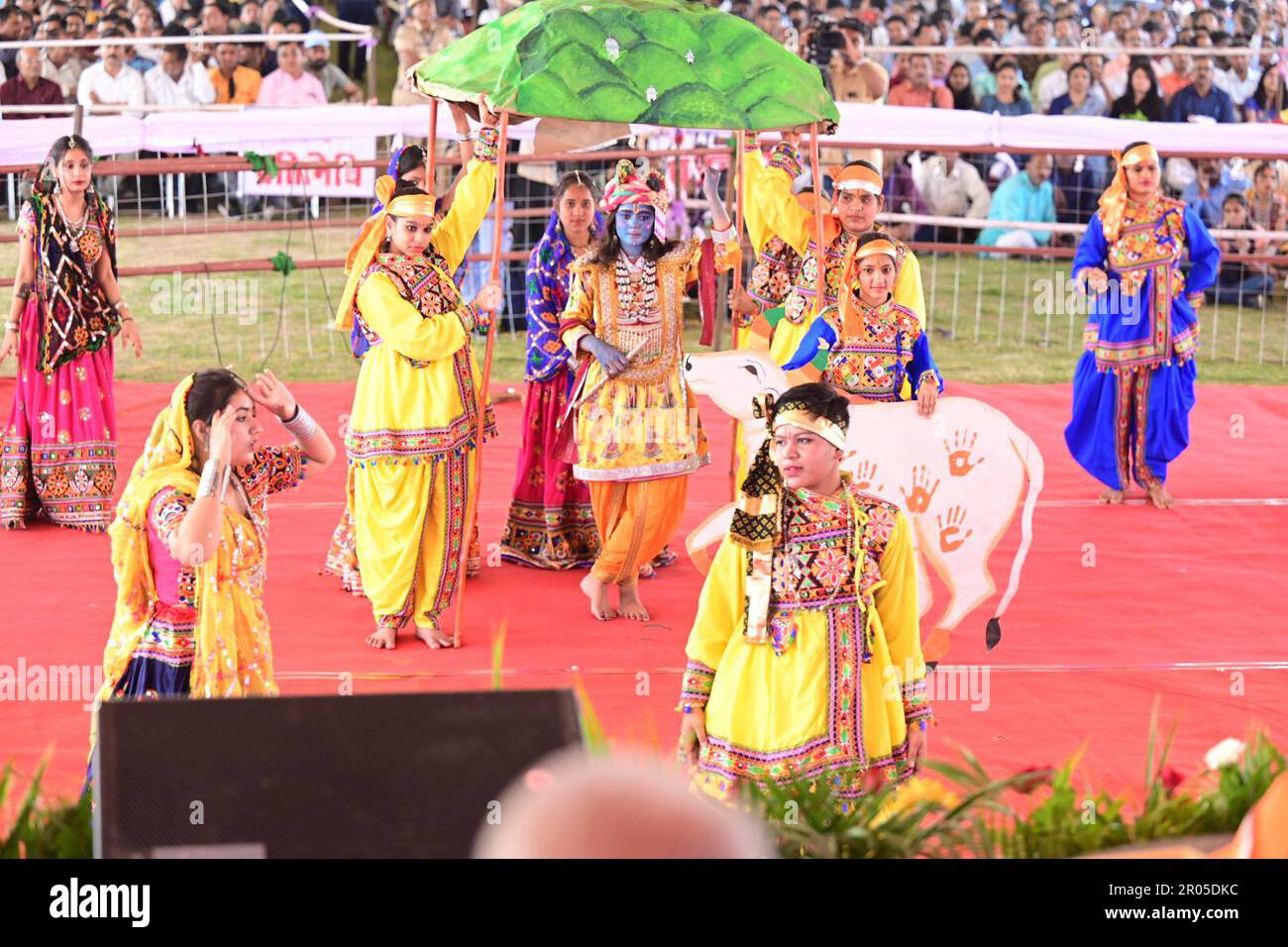 Nathdwara, Inde. 05th mai 2023. Les élèves effectuent une danse religieuse lors de la cérémonie d'inaugraation du festival de la jeunesse de Haldighati à Natchnara dans le district de Rajsamand. (Photo de Sumit Saraswat/Pacific Press) Credit: Pacific Press Media production Corp./Alay Live News Banque D'Images