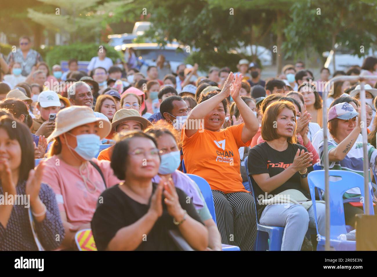 Chanthaburi, Thaïlande. 06th mai 2023. Le parti Move Forward organise la Caravane Move Forward, toutes les routes mènent à la Maison du gouvernement : La ligne de la région de l'est, faisant campagne sur le dernier tronçon avant le jour de l'élection générale, dimanche, 14 mai, dans la soirée au district de pong Nam Ron, province de Chanthaburi, avec Pita Limjaroenrat, un candidat pour le Premier ministre, a participé à la campagne. (Photo par Edirach Toumlamoon/Pacific Press) Credit: Pacific Press Media production Corp./Alay Live News Banque D'Images