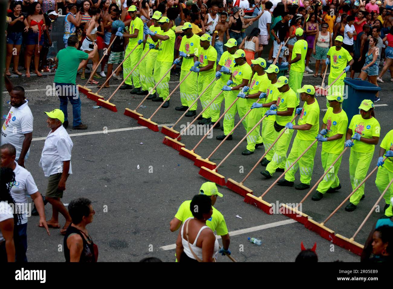 salvador, bahia, brésil - 22 février 2023 : les agents de nettoyage utilisent un balai pour nettoyer les rues du circuit canaval dans la ville de Salvador. Banque D'Images