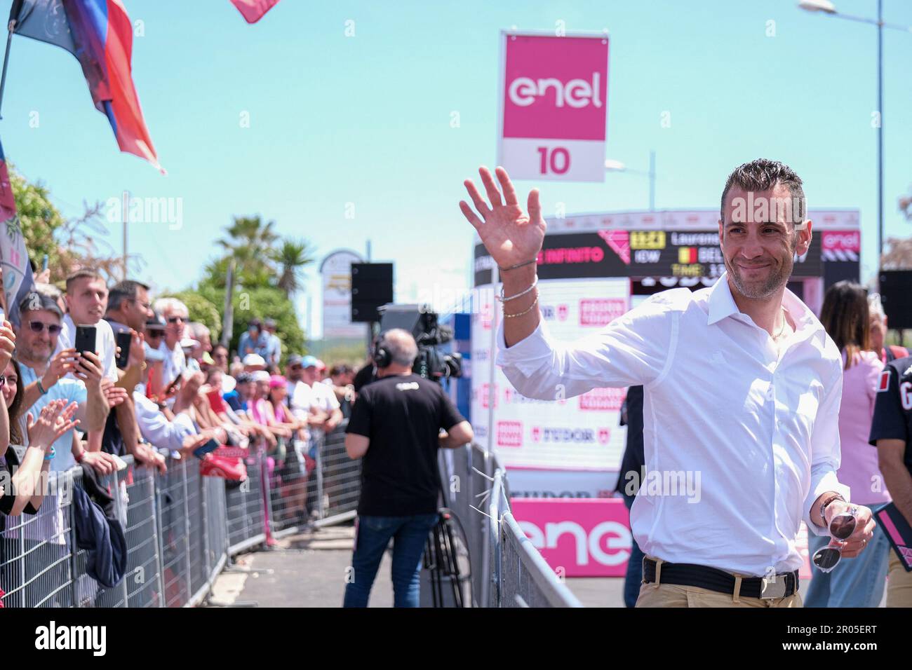 Fossacesia, Italie. 06th mai 2023. Vincenzo Nibali, ancien cycliste italien, accueille les fans lors de la phase 1 du Giro d'Italia 2023 106th à Costa dei Trabocchi. (Photo par Elena Vizoca/SOPA Images/Sipa USA) crédit: SIPA USA/Alay Live News Banque D'Images