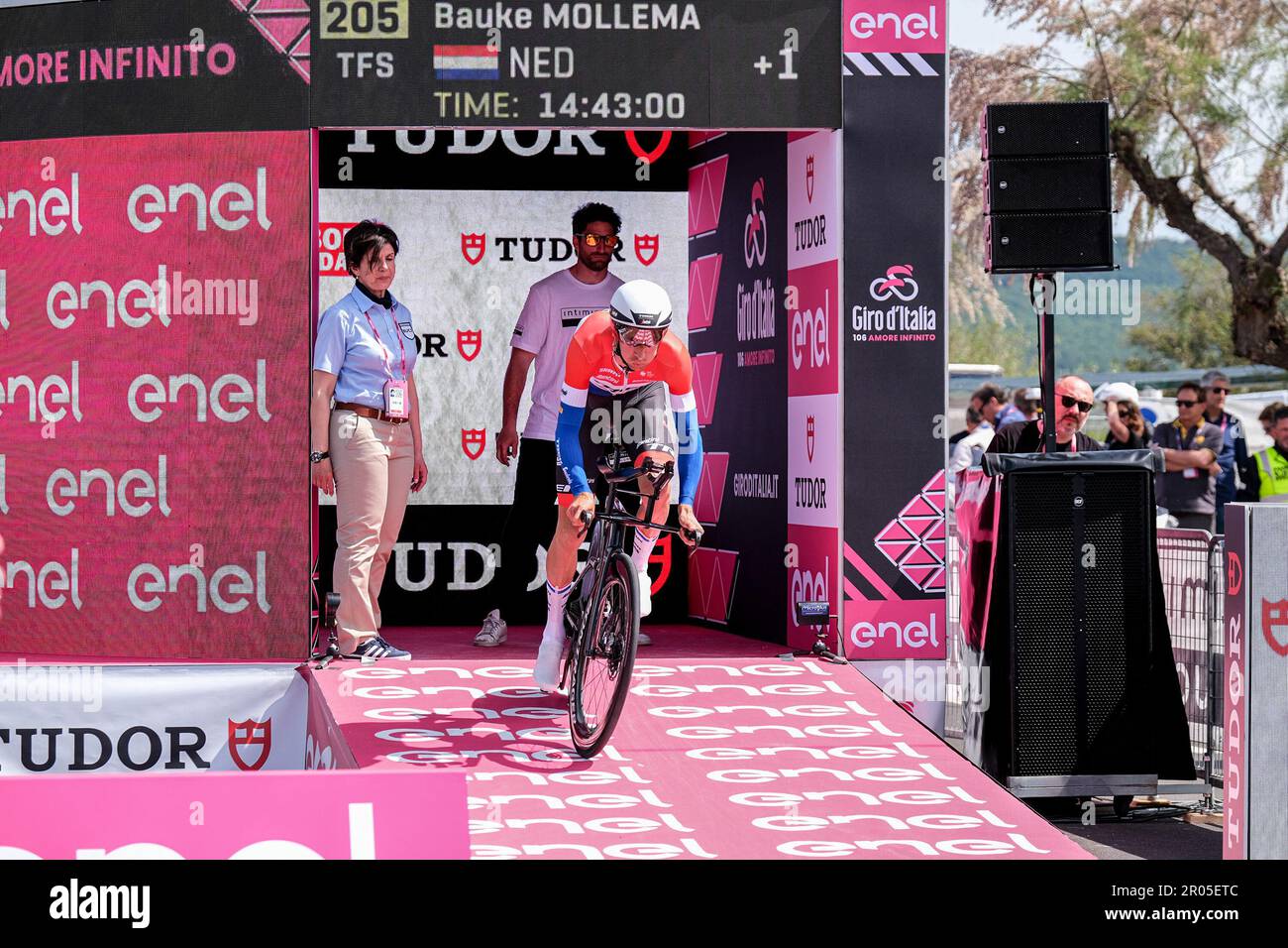 Fossacesia, Italie. 06th mai 2023. Bauke Mollema des pays-Bas et Team Trek - Segafredo sprints lors de la phase 1 du 106th Giro d'Italia 2023 à Costa dei Trabocchi. (Photo par Elena Vizoca/SOPA Images/Sipa USA) crédit: SIPA USA/Alay Live News Banque D'Images