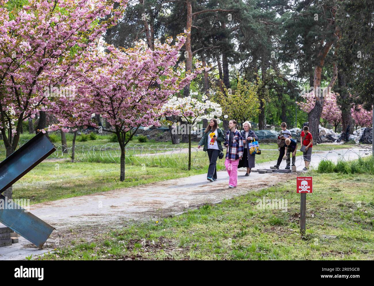 4 mai 2023, Kiev, Ukraine: Les visiteurs ont vu marcher le long de l'avenue du parc près des hérissons anti-chars, barbelés et un champ de mines. Sakura s'est épanouie dans le parc de Kyoto à Kiev. Kyoto Park à Kiev est une petite île japonaise au milieu de la capitale ukrainienne. C'est la plus longue allée de sakura en Ukraine, d'environ un kilomètre de long, a été plantée, les arbres Sakura ne fleurissent pas pendant longtemps - à peine deux semaines de la fin avril au début mai. Le parc de Kyoto était le site de la ligne de défense de Kiev et il y a de nombreuses fortifications. (Credit image: © Mykhaylo Palinchak/SOPA Images via ZUMA Press Wire) USAGE ÉDITORIAL SEULEMENT! Pas pour Banque D'Images