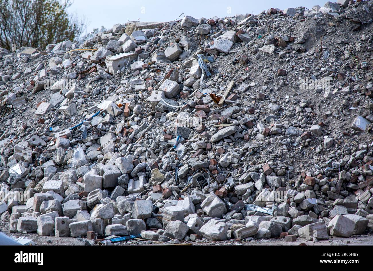 Schwerin, Allemagne. 04th mai 2023. Une montagne de débris de construction se trouve sur le site de la maison de réfugiés qui a brûlé le 19 octobre 2022 et qui a depuis été démolie. Le 10.05.2023, le procès de l'homme présumé responsable de l'incendie commence devant le tribunal régional de Schwerin. Selon l'acte d'accusation, le pompier de 32 ans aurait mis le feu au toit de chaume de l'ancien hôtel, qui au moment du crime a été utilisé comme logement pour les réfugiés d'Ukraine. Credit: Jens Büttner/dpa/Alay Live News Banque D'Images