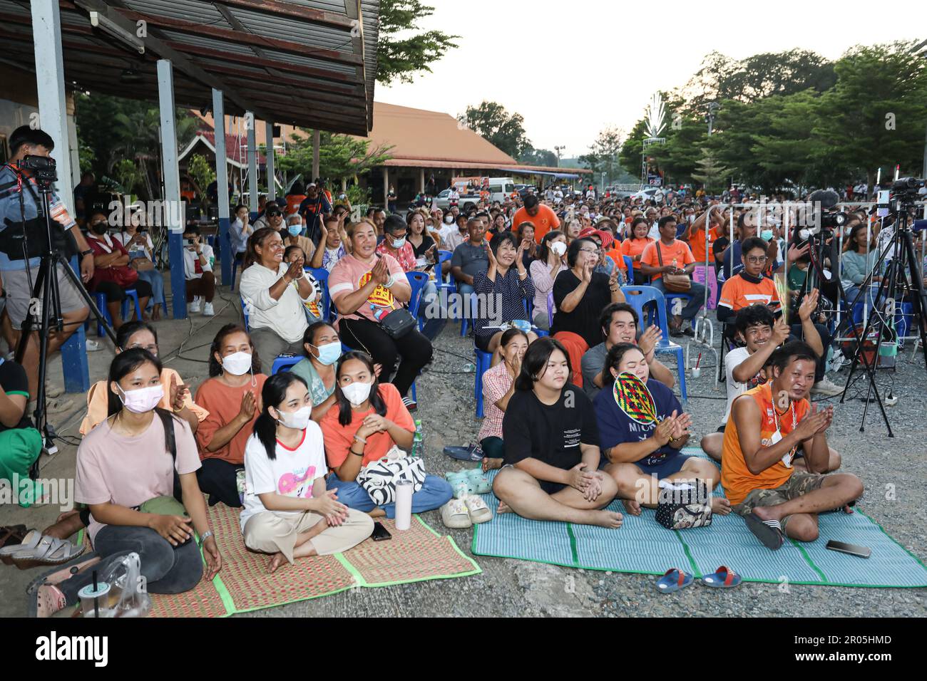 Chanthaburi, Thaïlande. 6th mai 2023. Le parti Move Forward organise la Caravane Move Forward, toutes les routes mènent à la Maison du gouvernement : La ligne de la région de l'est, faisant campagne sur le dernier tronçon avant le jour de l'élection générale, dimanche, 14 mai, dans la soirée au district de pong Nam Ron, province de Chanthaburi, avec Pita Limjaroenrat, un candidat pour le Premier ministre, a participé à la campagne. (Credit image: © Edirach Toumlamoon/Pacific Press via ZUMA Press Wire) USAGE ÉDITORIAL SEULEMENT! Non destiné À un usage commercial ! Banque D'Images