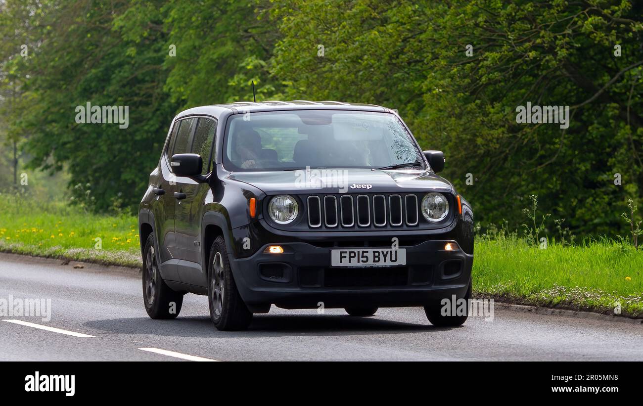 Stony Stratford, Bucks, Royaume-Uni - 30 avril 2023. 2015 JEEP NOIR RENEGADE voyageant sur une route de campagne anglaise Banque D'Images