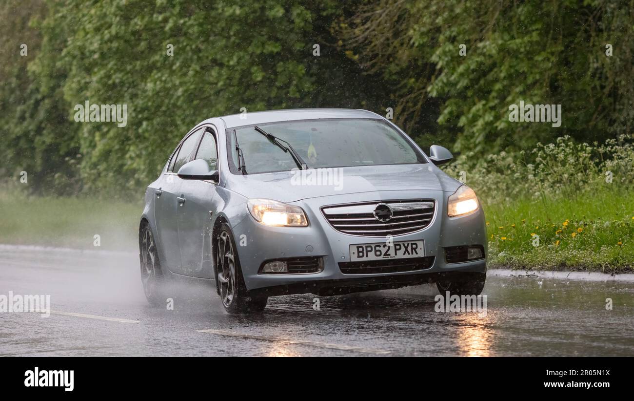Stony Stratford, Bucks, Royaume-Uni - 6 mai 2023. 2012 Vauxhall Insignia conduisant sous la pluie Banque D'Images