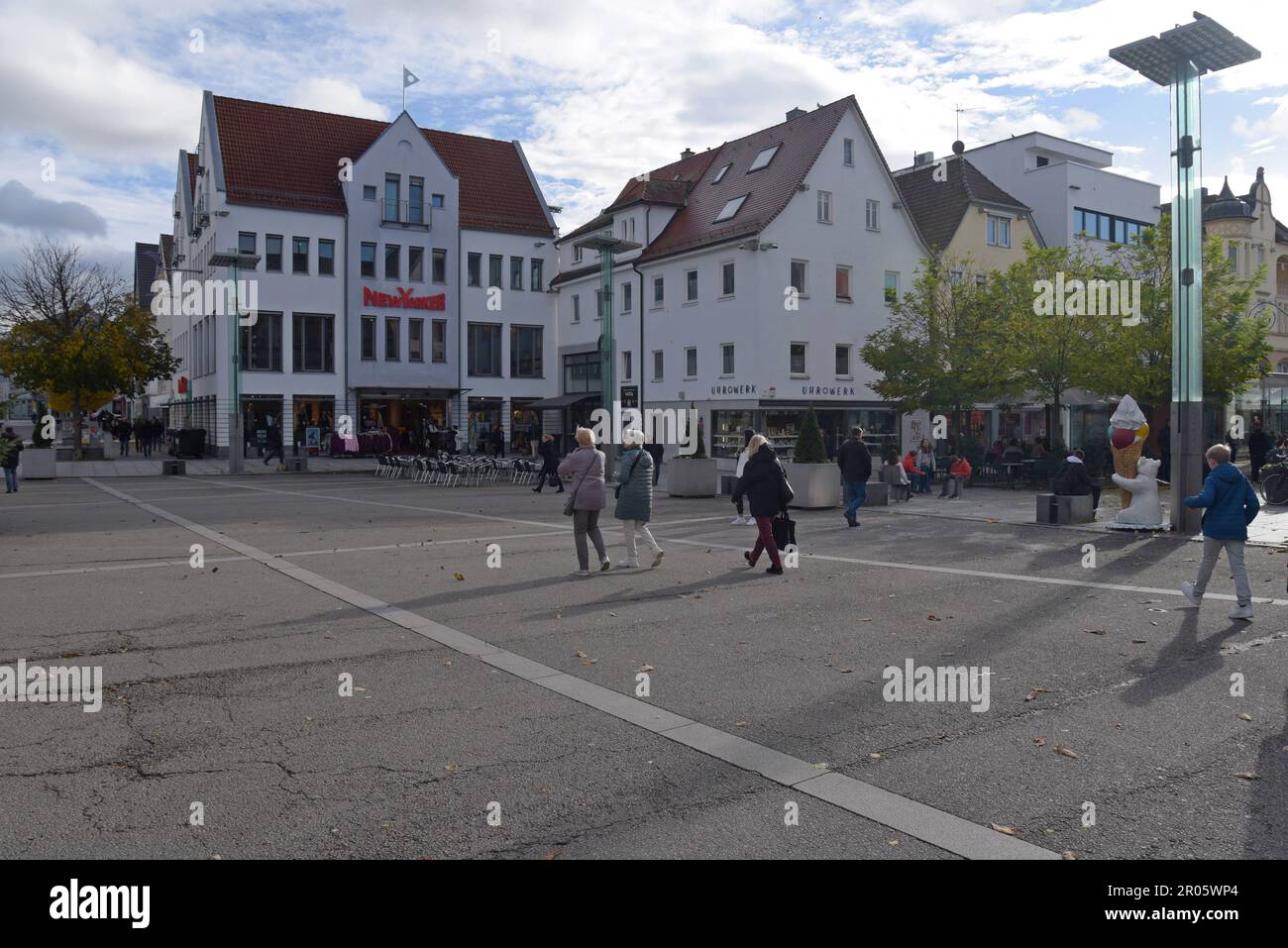 Les gens qui marchent et font du shopping dans les rues piétonnes du centre-ville de Goppingen, Bade-Wurtemberg, Allemagne Banque D'Images