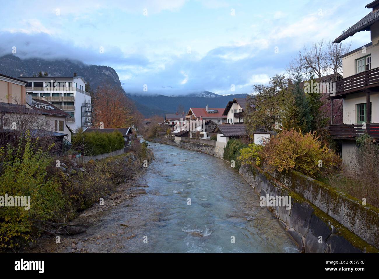 Un ruisseau d'eau alpine frais et frais à écoulement rapide à Garmisch-Partenkirchen, Bavière, Allemagne du Sud, novembre 2022 Banque D'Images