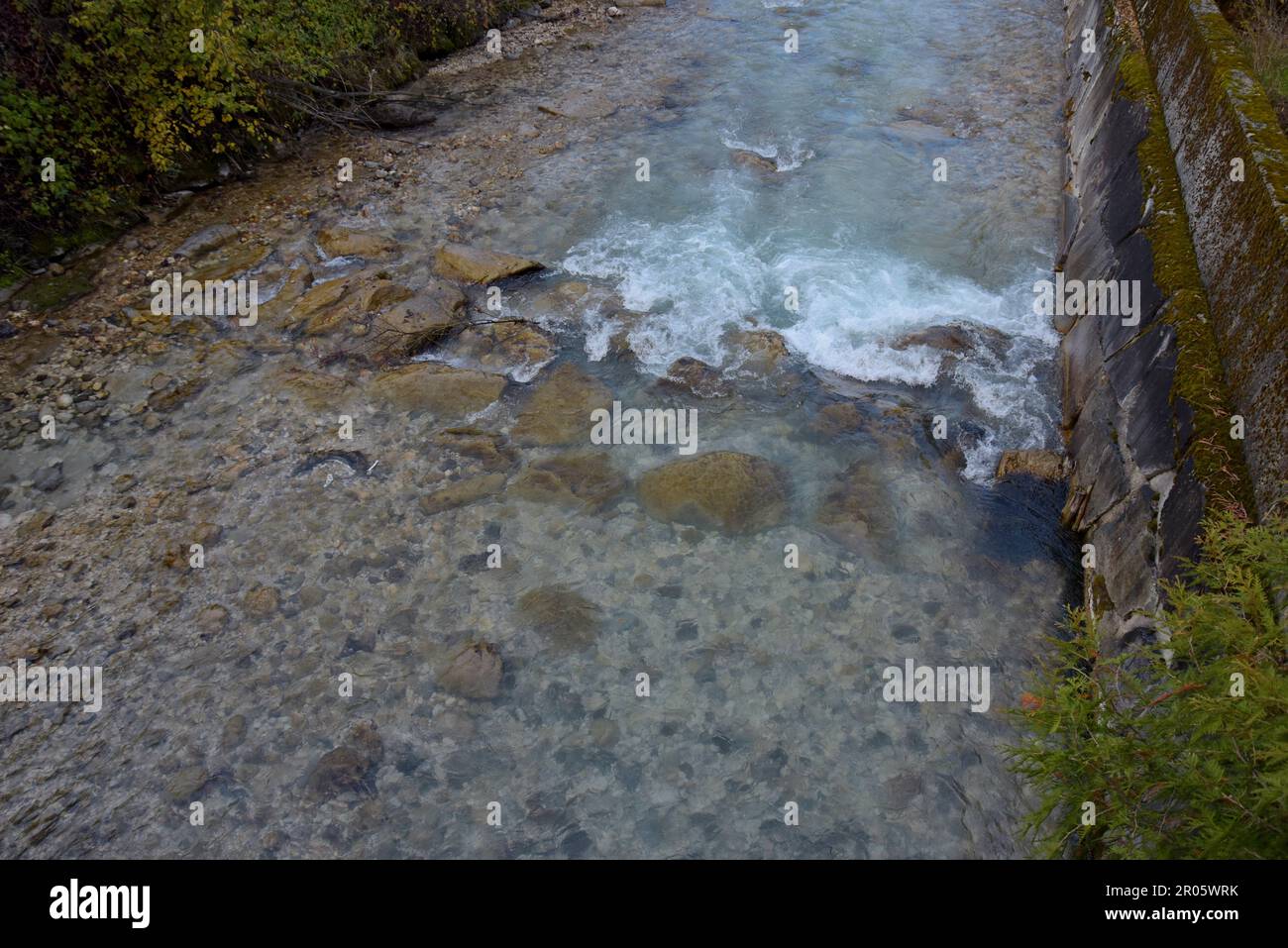 Un ruisseau d'eau alpine frais et frais à écoulement rapide à Garmisch-Partenkirchen, Bavière, Allemagne du Sud, novembre 2022 Banque D'Images
