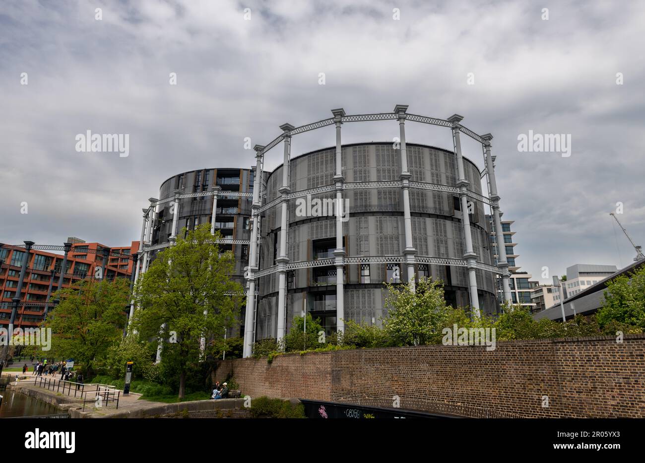 Londres. ROYAUME-UNI- 05.04.2023. Vue sur la rue des bâtiments 10 et 11 du Gasholder construits dans les cadres des réservoirs de stockage de gaz déclassés. Banque D'Images
