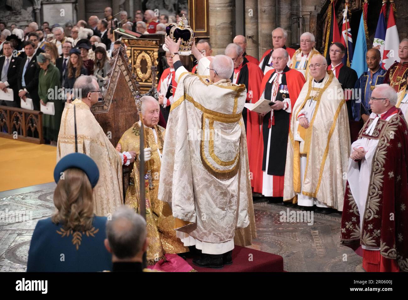 Le roi Charles III reçoit la couronne St Edward lors de sa cérémonie de couronnement à l'abbaye de Westminster, Londres, Grande-Bretagne, 6 mai 2023. Charles III a été le samedi couronné monarque du Royaume-Uni (Royaume-Uni) et 14 autres royaumes du Commonwealth dans le premier couronnement du Royaume-Uni depuis 1953 à l'abbaye de Westminster dans le centre de Londres. Banque D'Images